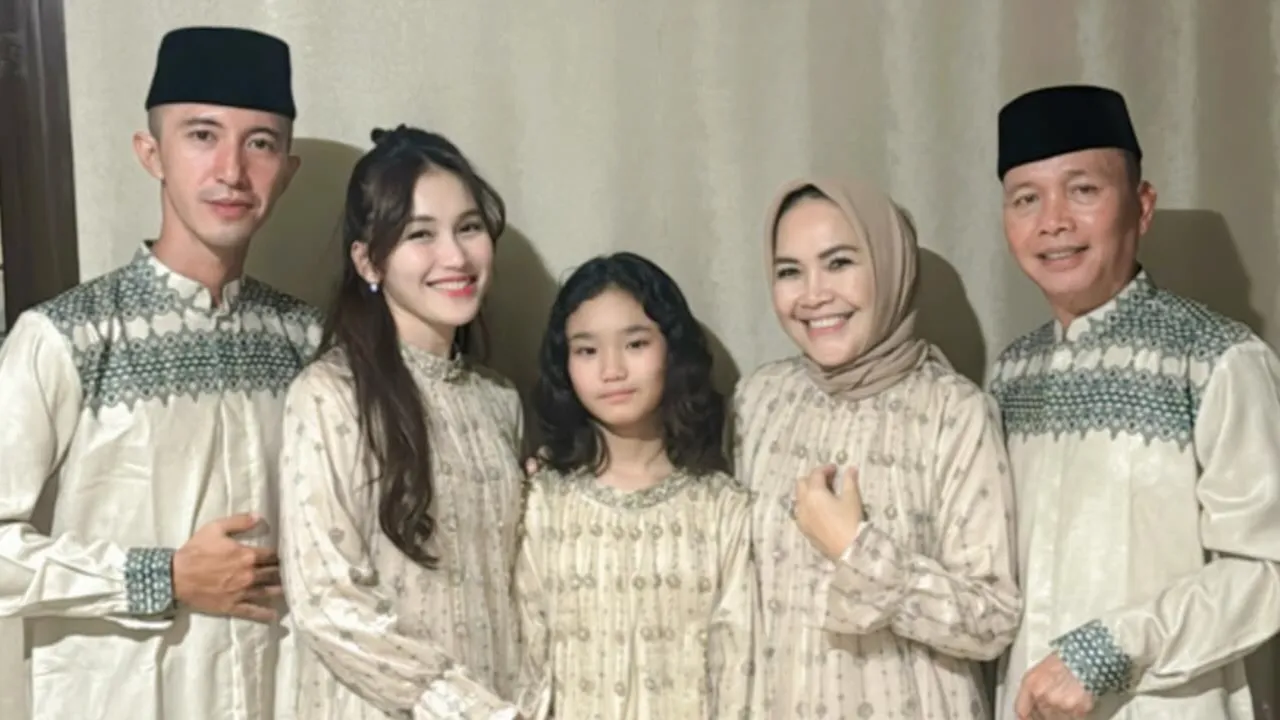 Ayah Rozak Bocorkan Rencana Pernikahan Ayu Ting Ting & Muhammad Fardhana