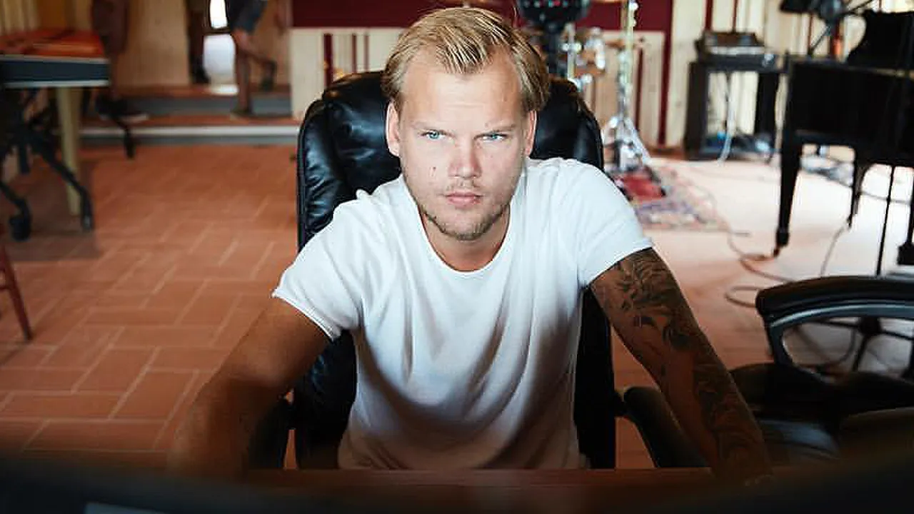 Ayah Tiri Avicii Dikabarkan Salahkan Manajer Atas Kematian Sang DJ
