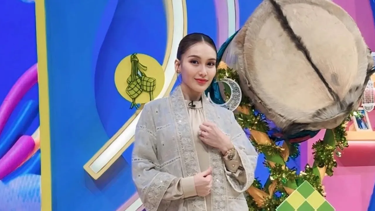 Ayu Ting Ting Bukber Bareng Timnya, Tampil Kompak - Sebut Sudah Bak Keluarga Ayu Ting Ting Bukber Bareng Timnya, Tampil Kompak - Sebut Sudah Bak Keluarga