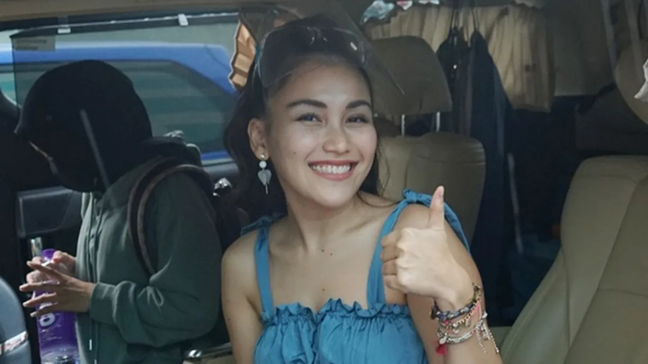 Ayu Ting Ting Foto Bareng Pria Misterius, Umi Kalsum Sebut Pacar Baru