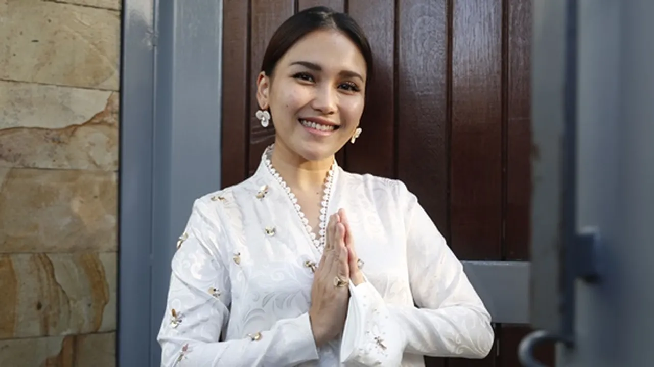 Ayu Ting Ting Kembali Tampil dengan Mata Biru, Cakep Banget Dibilang Mirip Bella Hadid