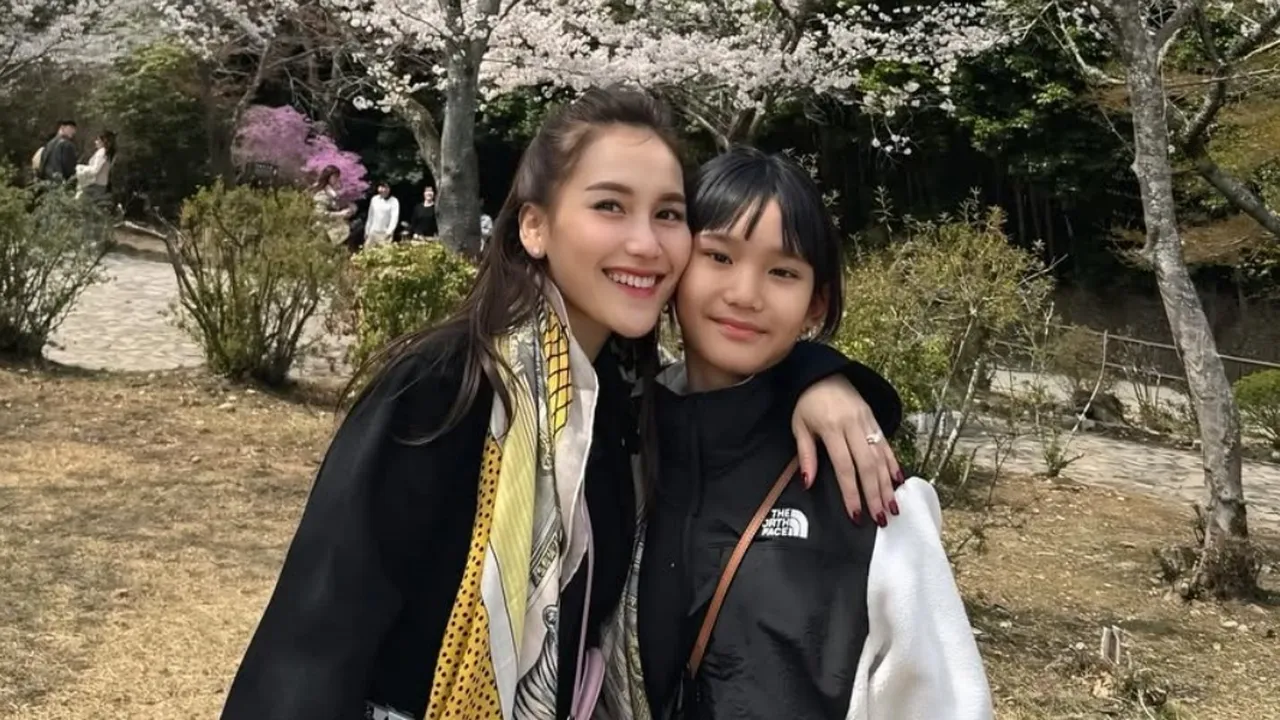 Ayu Ting Ting Kompak Bak Kakak Adik dengan Putrinya,  Akui Suka Pakai Skincare Bilqis