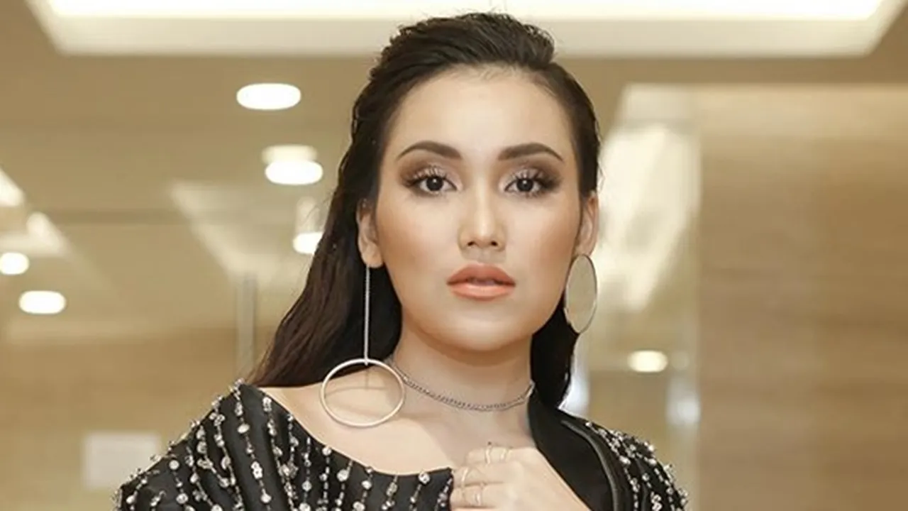 Ayu Ting Ting Pamer Cincin Berhias Bunga, Komentar Sang Ibunda Malah Bikin Netizen Heboh