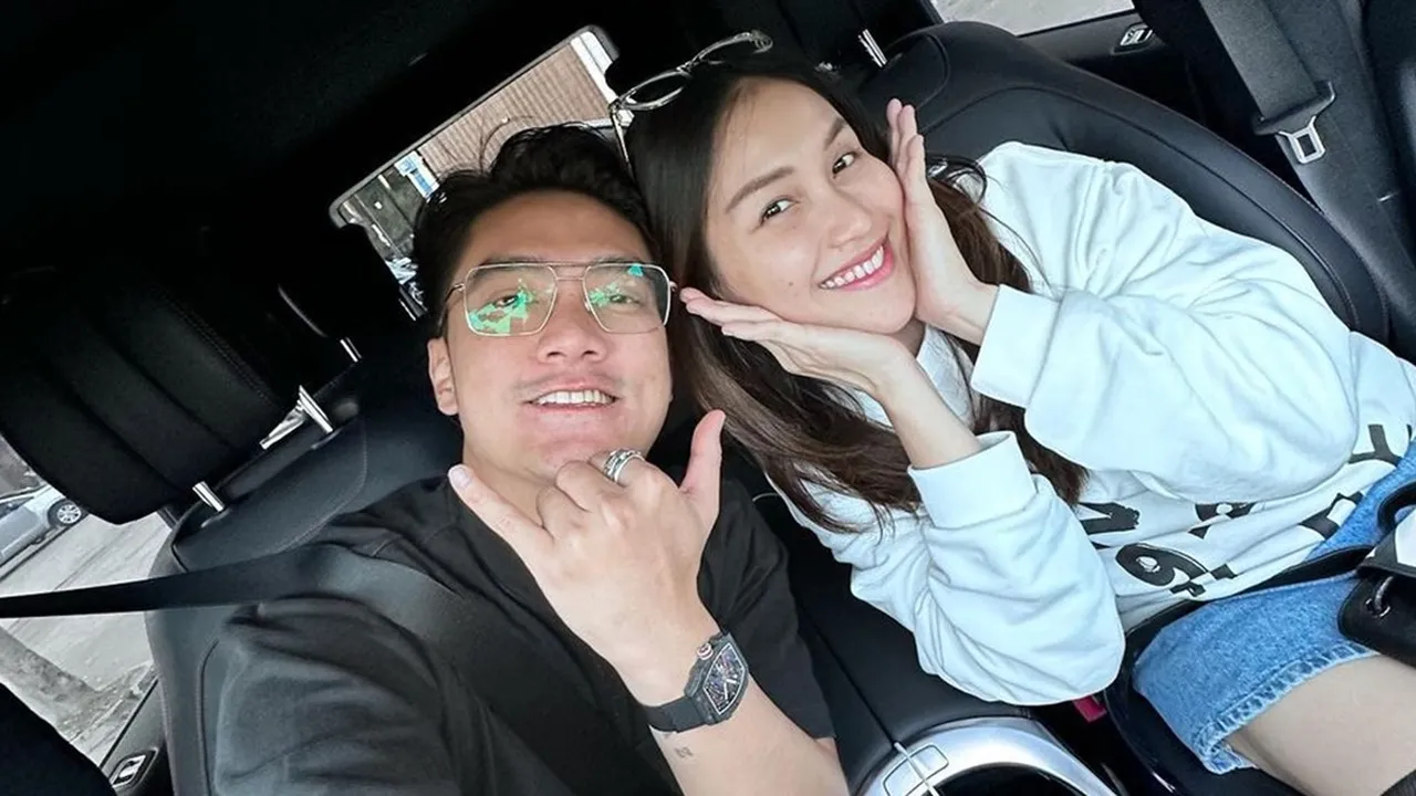 Ayu Ting Ting Tegaskan Hubungannya dengan Boy William Hanya Sebatas Berteman
