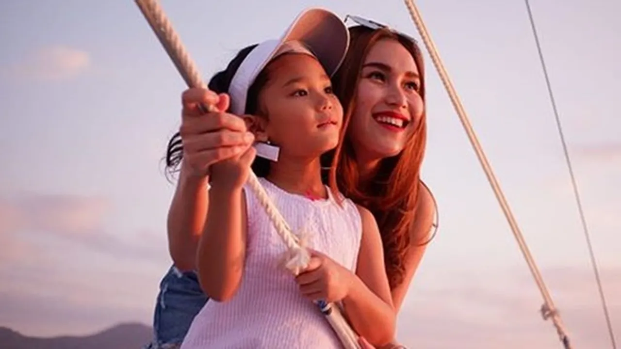 Ayu Ting Ting Ulang Tahun, Bilqis Kado Bunga Matahari - Tak Henti Peluk dan Cium Ayu Ting Ting Ulang Tahun, Bilqis Kado Bunga Matahari - Tak Henti Peluk dan Cium