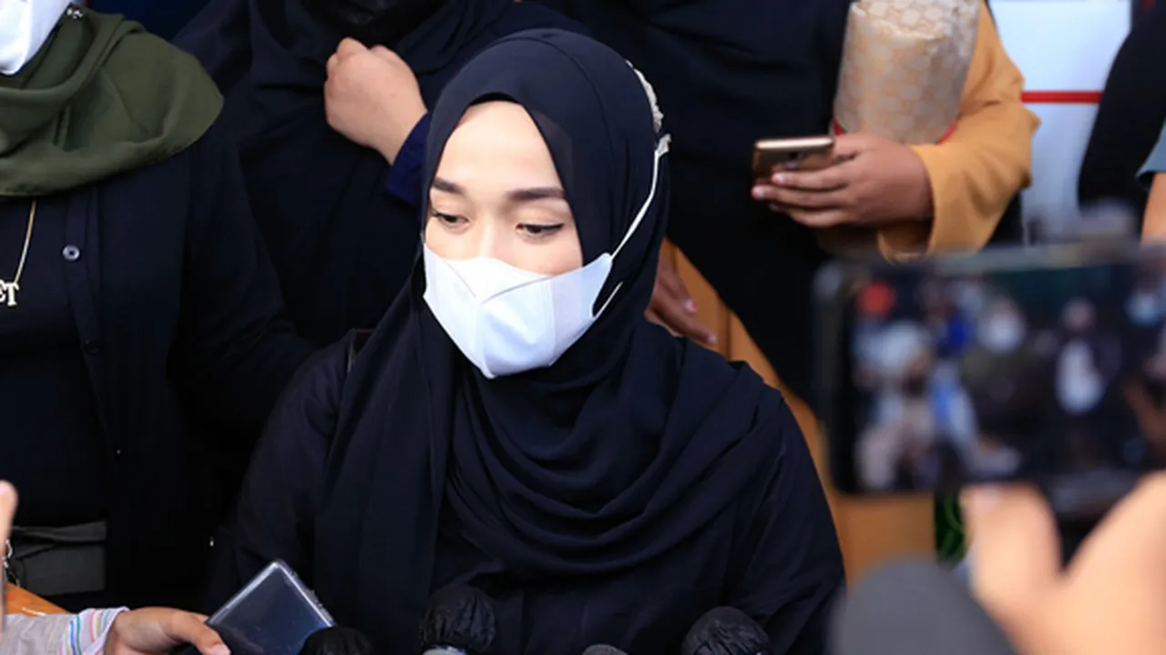 Ayus Sabyan Setuju Cerai, Ririe Fairus Tegaskan Pisah Baik-Baik Ayus Sabyan Setuju Cerai, Ririe Fairus Tegaskan Pisah Baik-Baik
