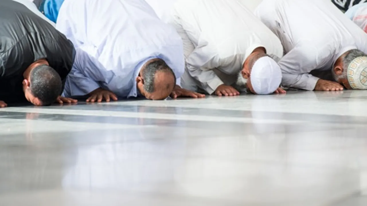Bacaan Niat Sholat 5 Waktu Beserta Artinya, Hafalkan dan  Pahami Agar Makin Khusyuk Beribadah