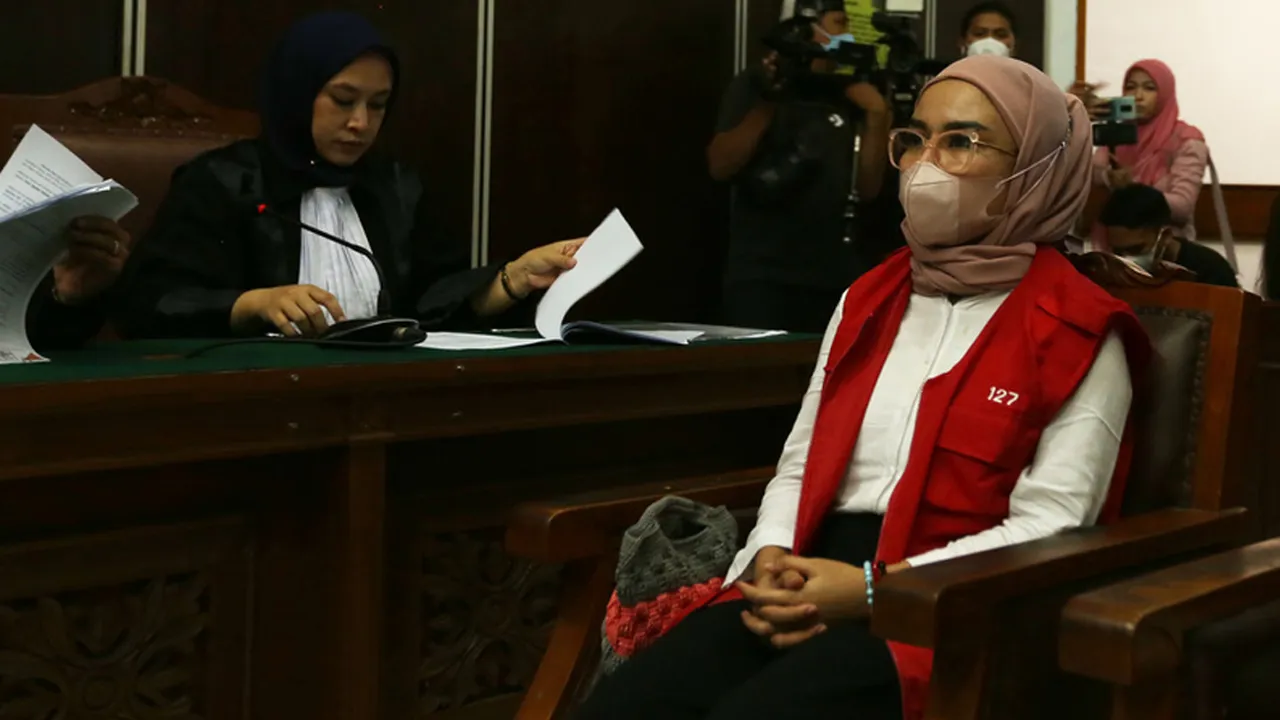 Bacakan Pledoi, Medina Zein Menangis Ingat Anak