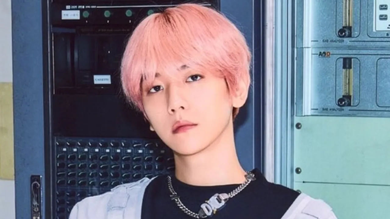 Baekhyun EXO Kedapatan Baca Surat Dari EXO-L, Bikin Hati Fans Tersentuh