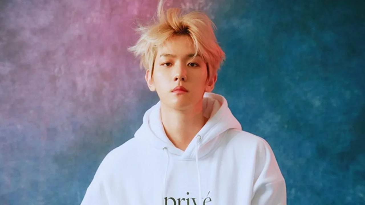 Baekhyun EXO Sendiri ke LA, Rambut Keriting dan Pakai Hoodie yang Didesainnya