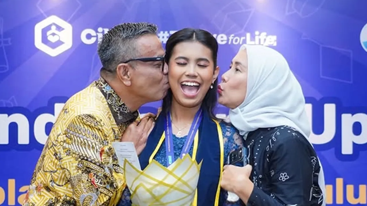 Bahagia, Abdel Bangga Anak Resmi Masuk SBM ITB