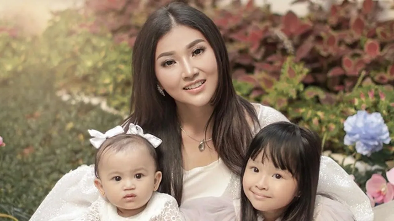 Bahagianya Emak-Emak ala Sarwendah, di Rumah Pakai Daster Sampai Ngurus Anak Bahagianya Emak-Emak ala Sarwendah, di Rumah Pakai Daster Sampai Ngurus Anak