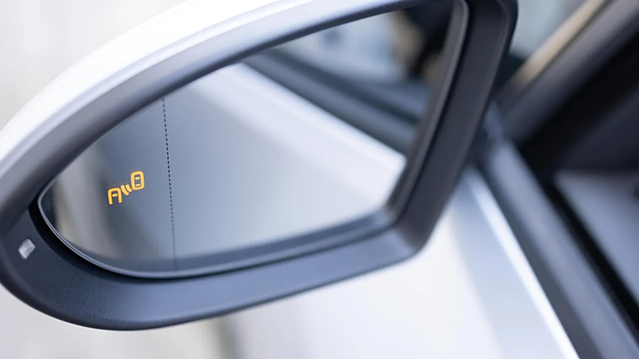 Bahaya Blind Spot Saat Berkendara yang Harus Diketahui Pengemudi