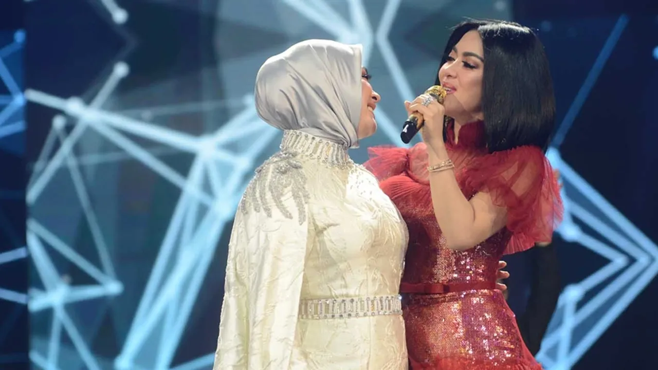 Bak Bendera Indonesia, Syahrini dan Aisyahrani Duet Dengan Gaun Merah Putih