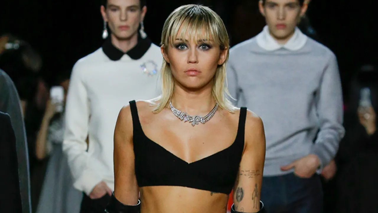 Bak Model Profesional, Miley Cyrus Melenggang di Atas Runway Marc Jacobs