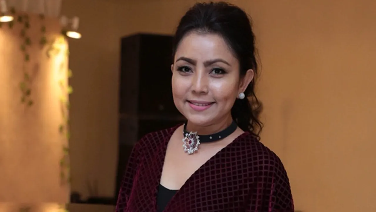 Bambang Trihatmodjo Rangkul Mesra Mayangsari, Tampil Serasi Pakai Batik