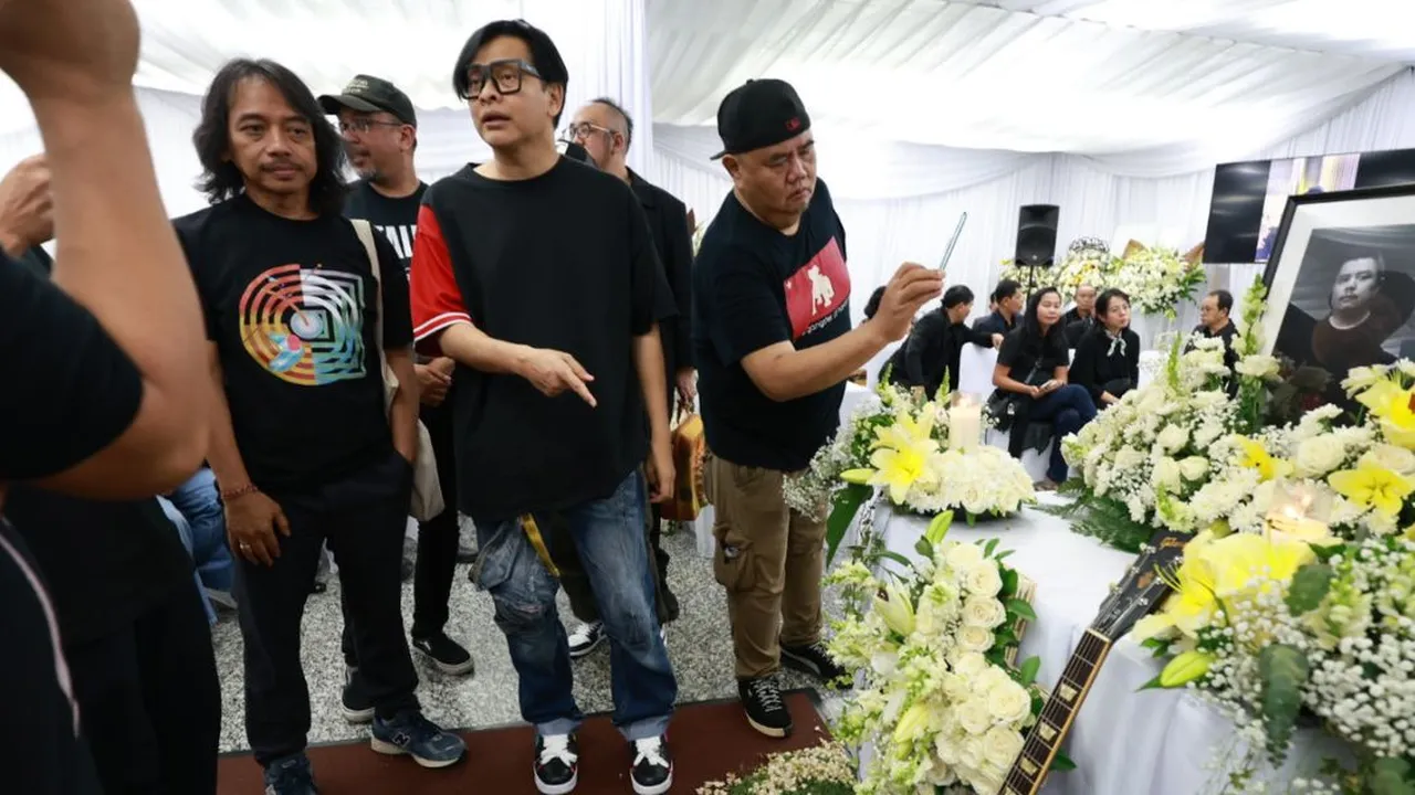 Band GIGI Datangi Rumah Duka Ricky Siahaan, Sempat Tempelkan Stiker di Peti Jenazah Ricky Siahaan