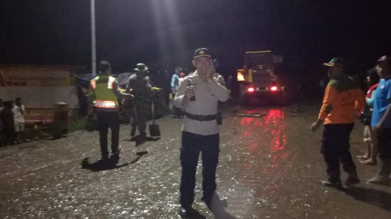 Banjir Bandang di Malang Seret Lima Sepeda Motor, Tebal Endapan Hingga 10 Cm