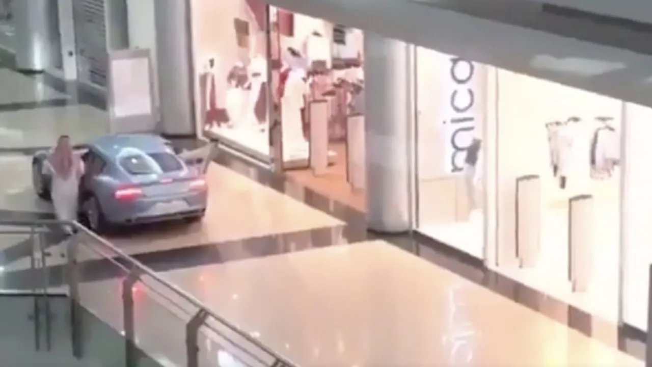 Banyak Duit, Orang Ini Sewa Satu Mall Untuk Bisa Naik Mobil di Dalamnya!