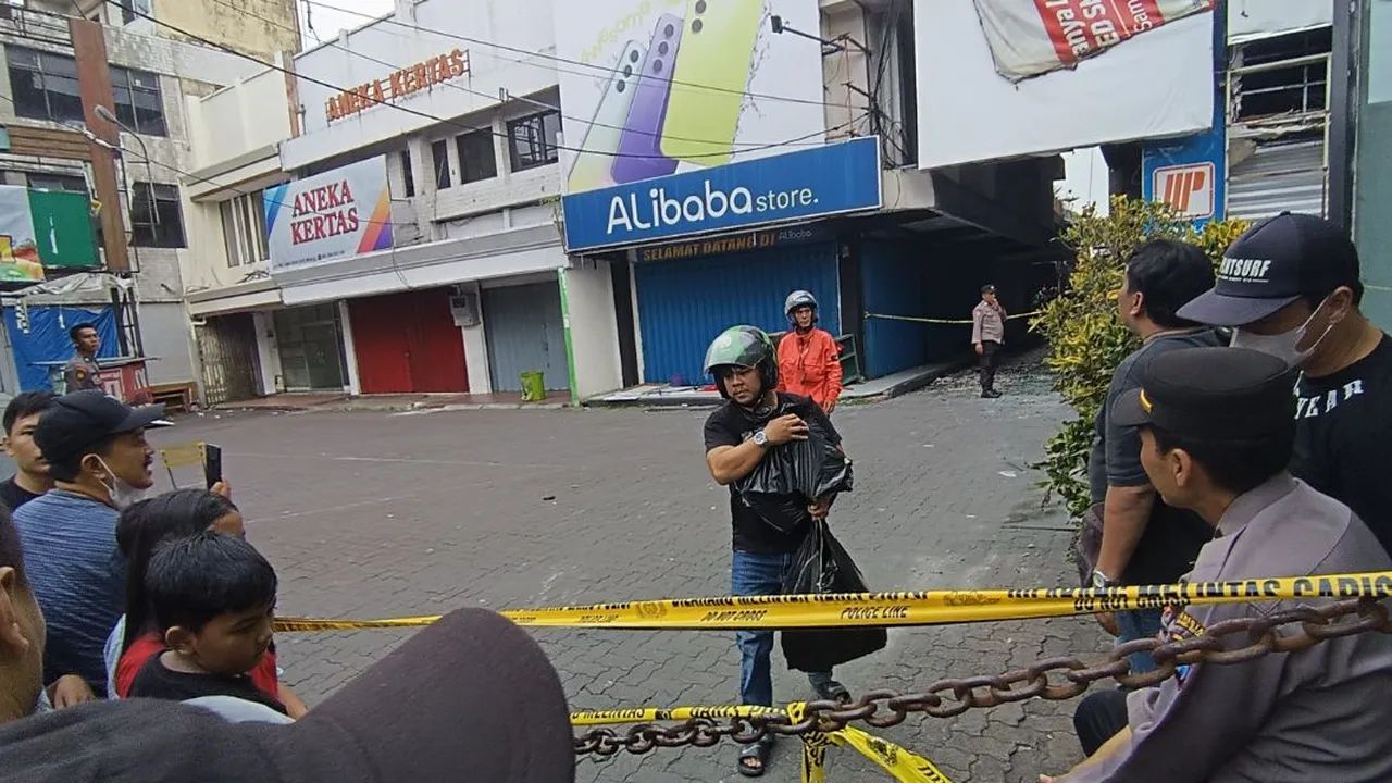 Barang Pedagang Malang Plaza Rusak Meski Disimpan di Lemari Besi