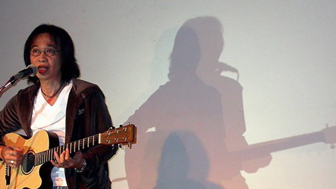 Bareng Erwin Gutawa, Mendiang Chrisye 'Sapa' Penonton Synchronize Fest 2019