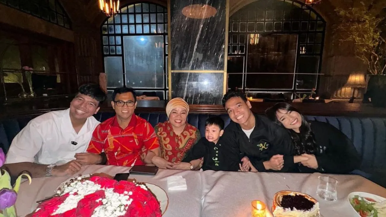 Bareng Keluarga Tercinta, Intip Potret Birthday Dinner Ulang Tahun Fadly Faisal ke-24