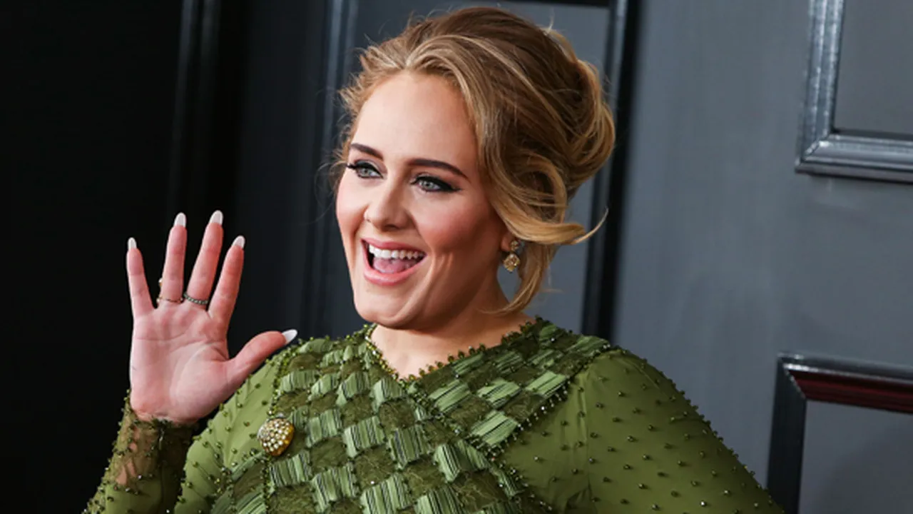 Baru 2 Bulan Cerai, Adele Tertangkap Gandeng Tangan Pria Lain