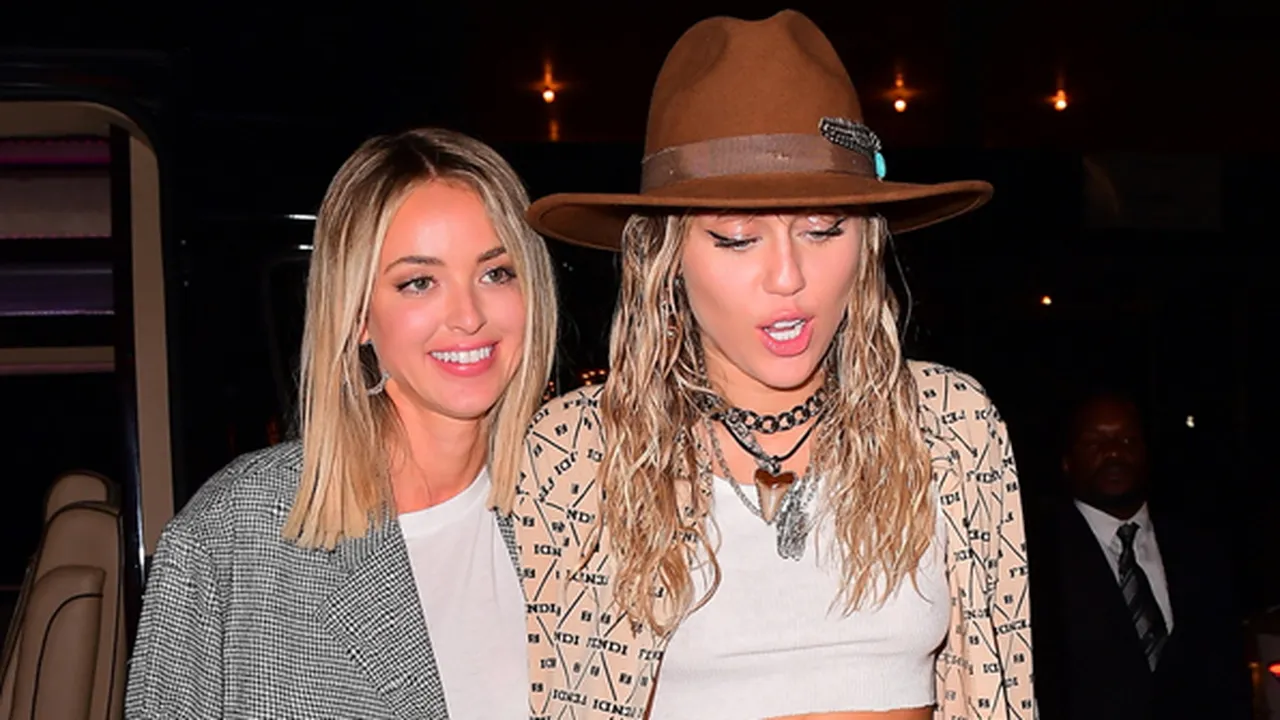 Baru Pacaran, Miley Cyrus & Kaitlynn Carter Sudah Tinggal Seatap? Baru Pacaran, Miley Cyrus & Kaitlynn Carter Sudah Tinggal Seatap?