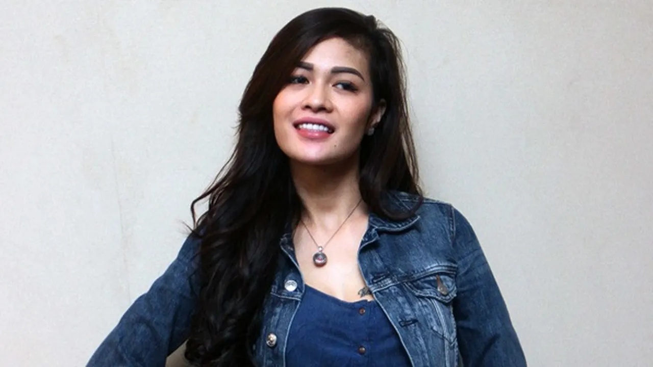 Baru Saja Lahirkan Anak Kedua, Hesty Klepek Klepek Merasa Seperti Jatuh Cinta Lagi Baru Saja Lahirkan Anak Kedua, Hesty Klepek Klepek Merasa Seperti Jatuh Cinta Lagi