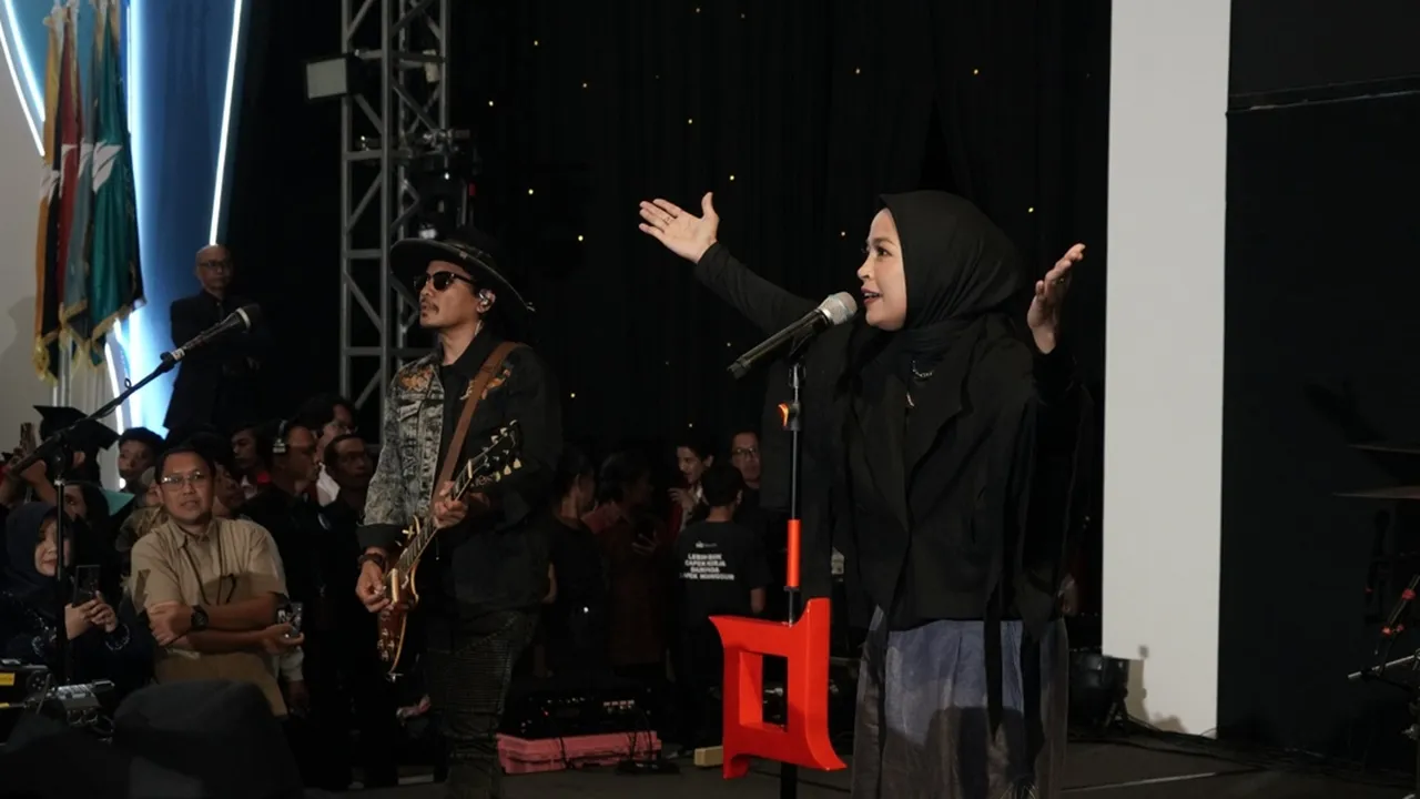 Bawakan Sederet Lagu, KOTAK Sukses Bakar Semangat para Wisudawan Universitas Mercu Buana
