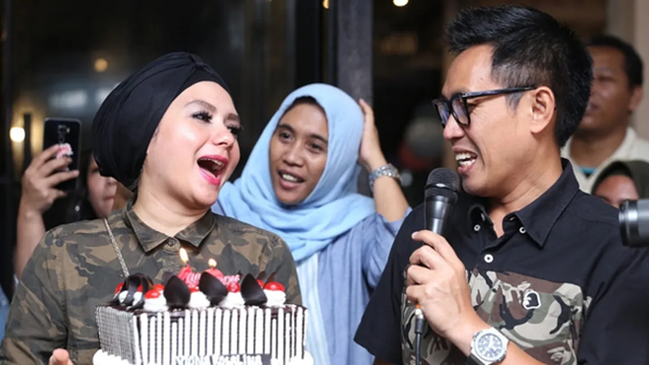 Beda Dari Yang Lain, Ini Hadiah Ultah Eko Patrio untuk Sang Istri Beda Dari Yang Lain, Ini Hadiah Ultah Eko Patrio untuk Sang Istri