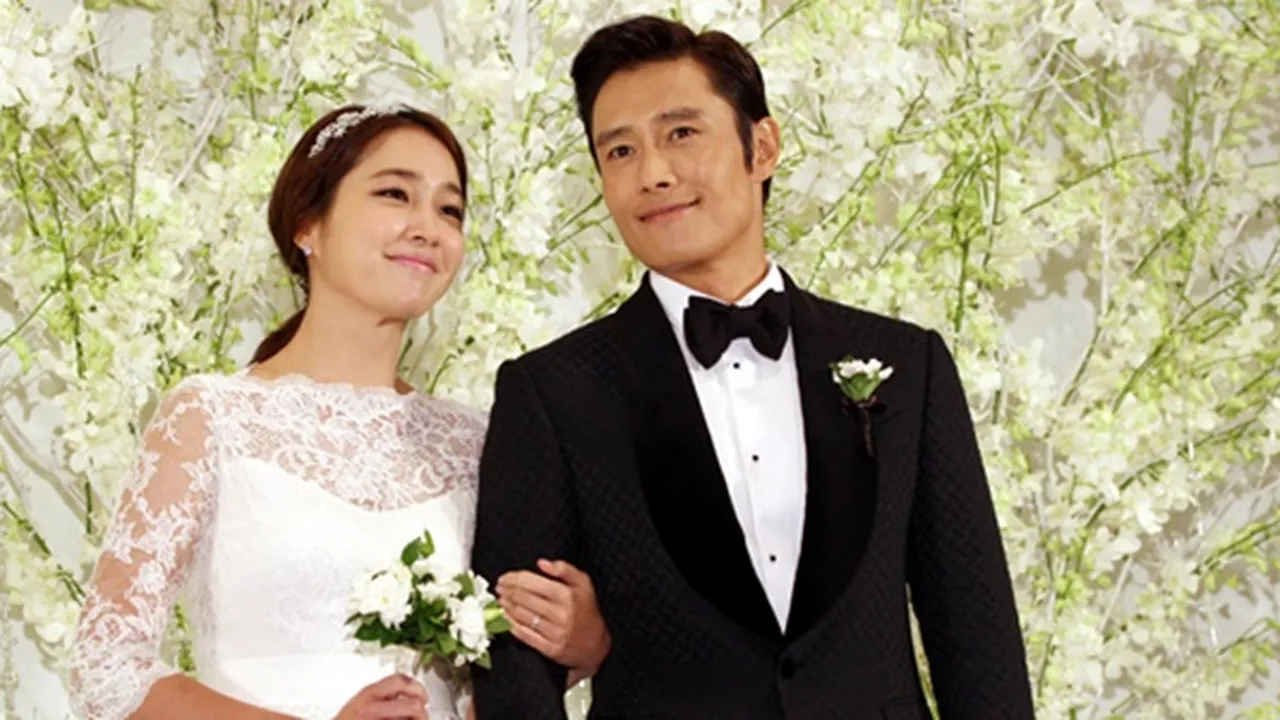 Begini Cara Lee Byung Hun Melamar Lee Min Jung, Nggak Bisa Simpan Kejutan