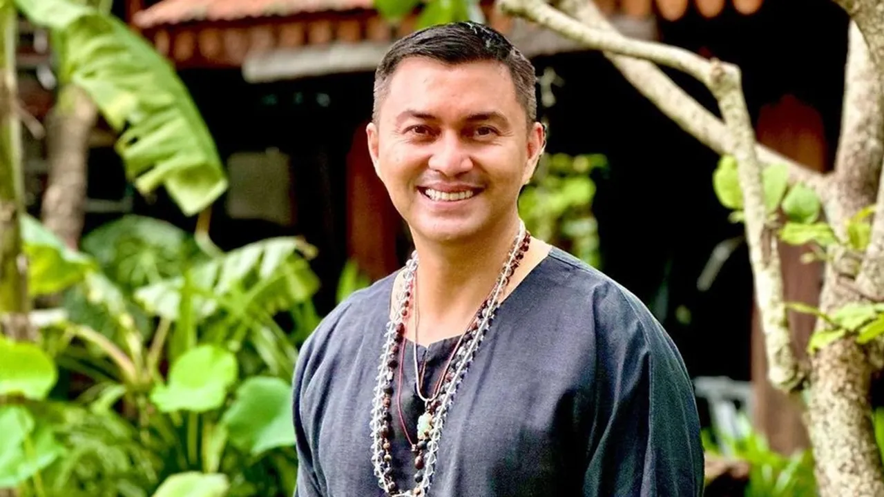 Begini Cerita Anjasmara yang Kini Jadi Instruktur Yoga