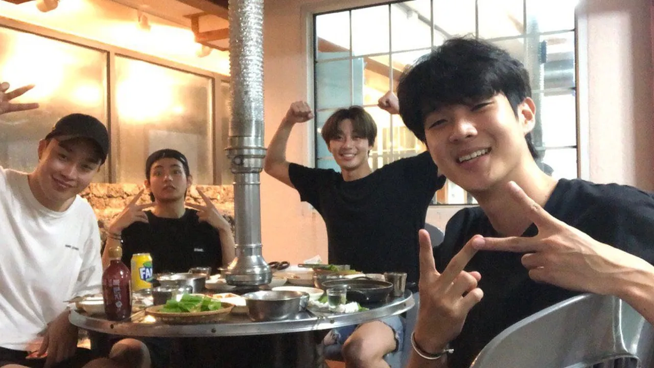 Begini Keseruan Liburan V BTS Bareng Park Seo Joon, Choi Woo Sik, dan Peakboy!