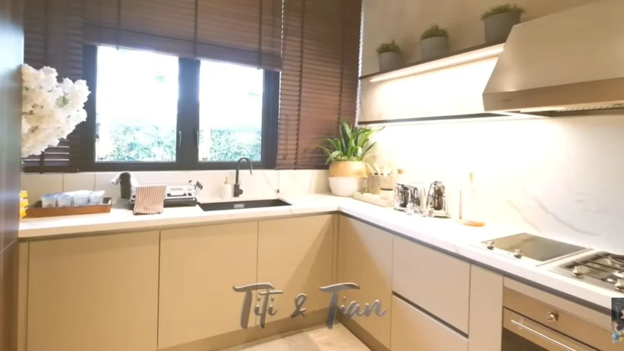 Begini Penampakan Dapur Kotor Maia Estianty yang Minimalis, Mewah, dan Dilengkapi Kitchen Set Canggih