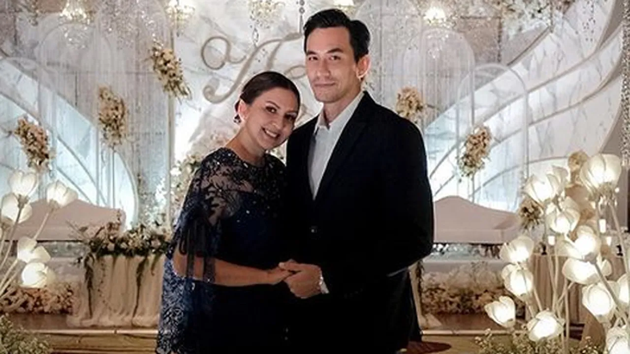 Belum Berani ke Gereja, Keluarga Donna Agnesia dan Darius Sinathrya Ibadah di Rumah