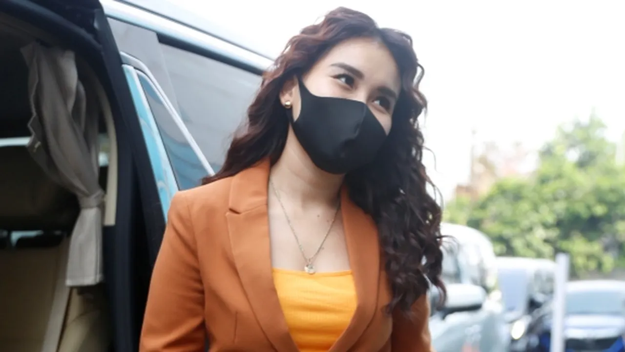 Belum Berikan Kado Ulang Tahun Untuk Adik, Ayu Ting Ting: Dia Mah Kerjaannya Minta Duit Mulu