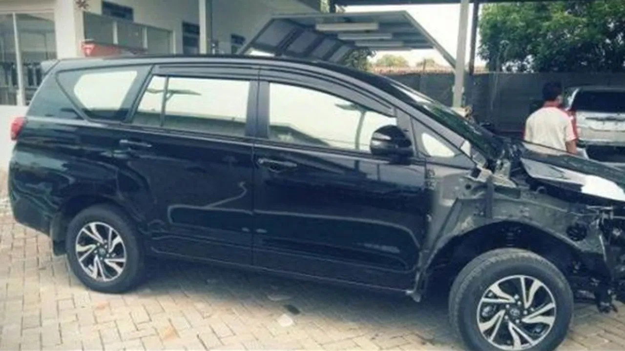 Belum Bisa Menyetir, Belasan Mobil Mewah di Kampung Miliarder Tuban Alami Kecelakaan