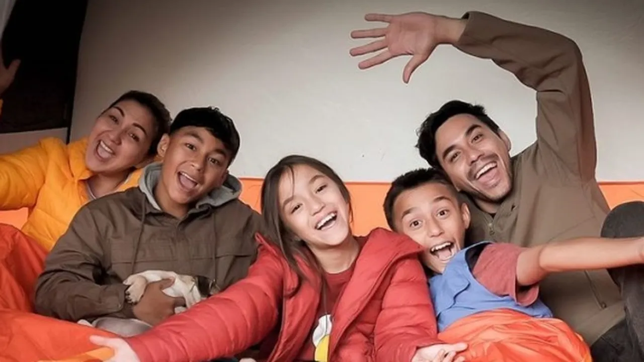 Belum Puas Camping Outdoor, Donna Agnesia dan Darius Sinathrya Bangun Tenda di Rumah Belum Puas Camping Outdoor, Donna Agnesia dan Darius Sinathrya Bangun Tenda di Rumah