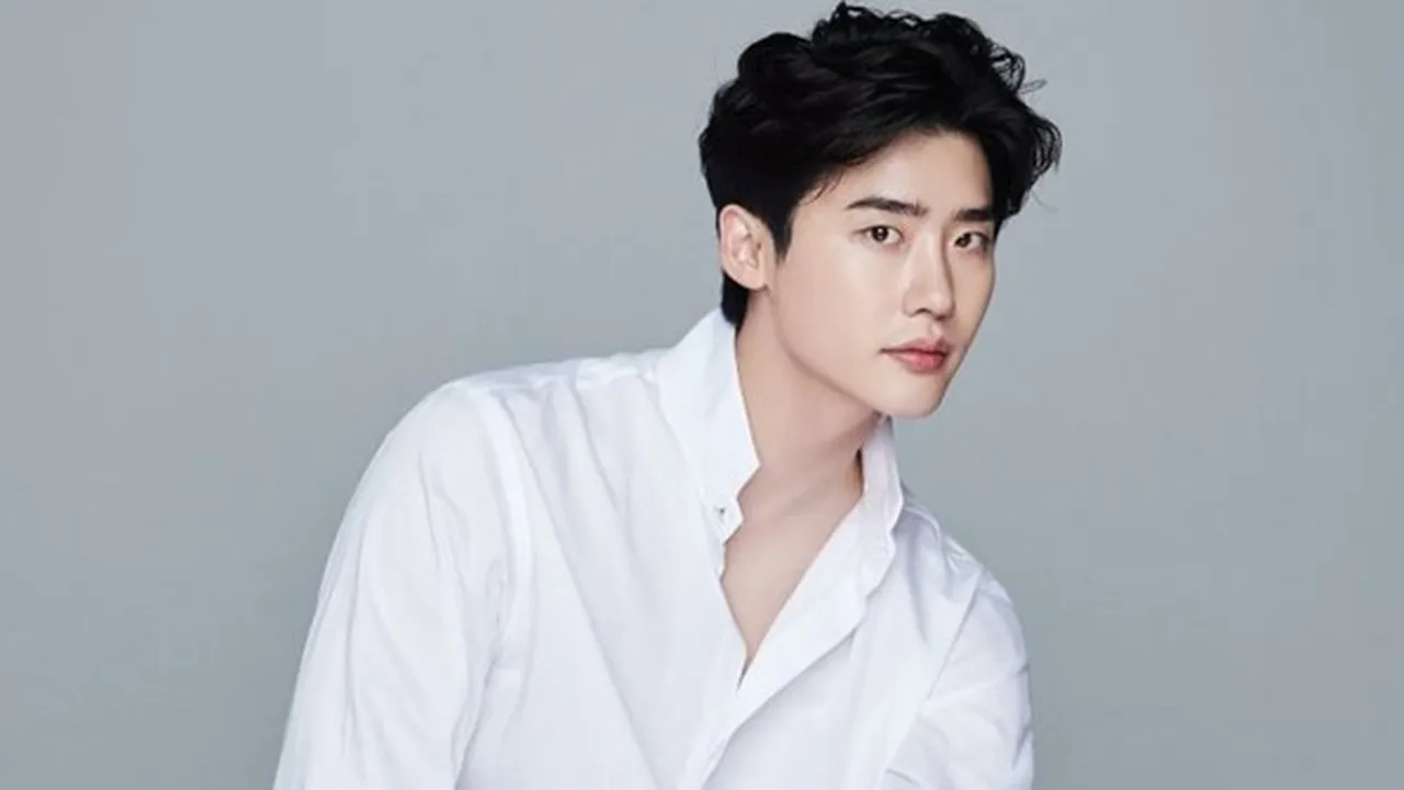 Belum Selesai Wajib Militer, Lee Jong Suk Dikabarkan Bakal Tampil di Film 'THE WITCH 2'