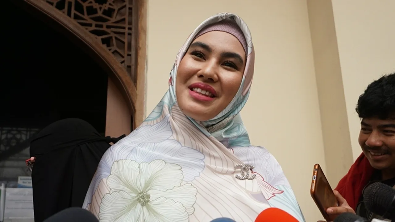 Belum Terbiasa, Kartika Putri Lupa Jemput Anak Sekolah