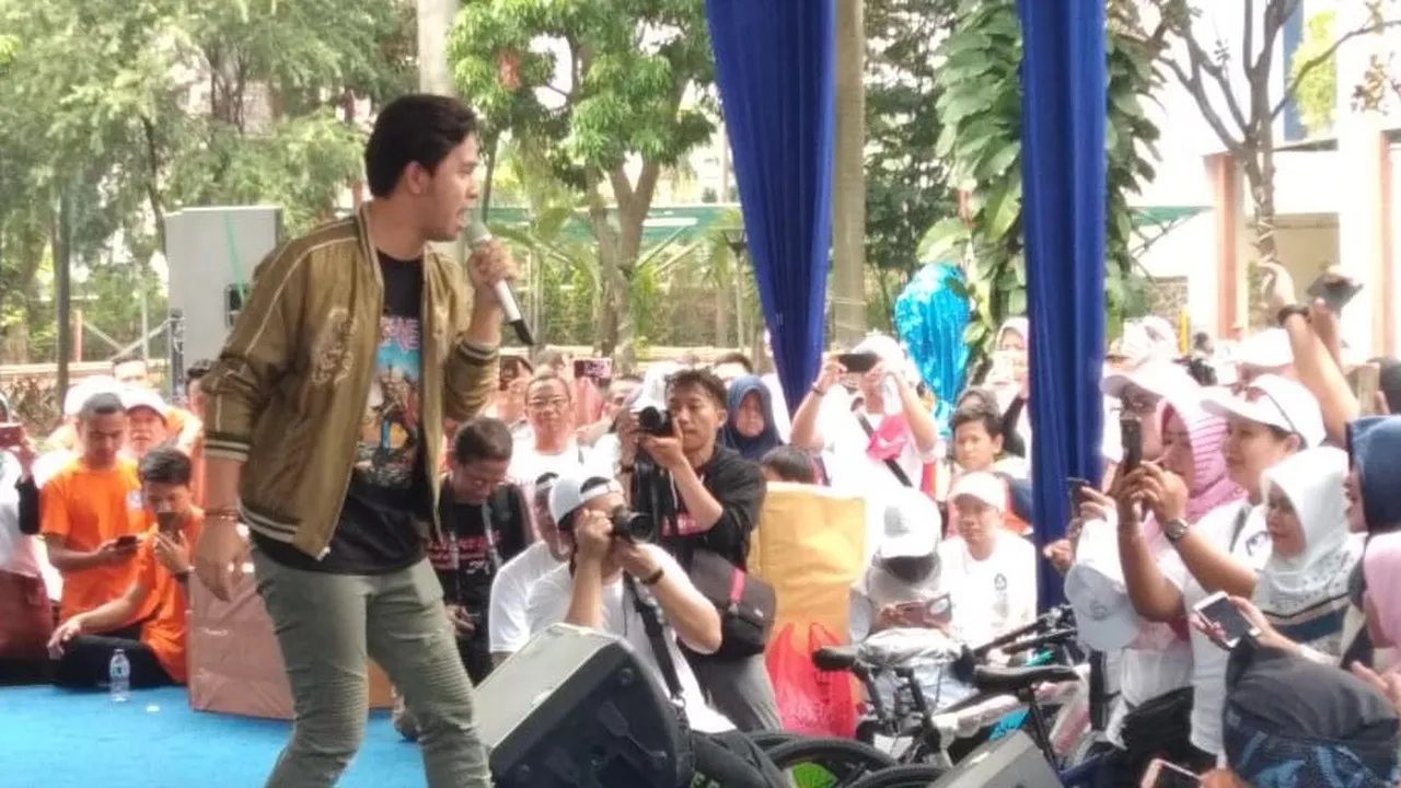 Bentuk Terima Kasih, Chakra Khan dan Evie Tamala Hibur Ribuan Guru