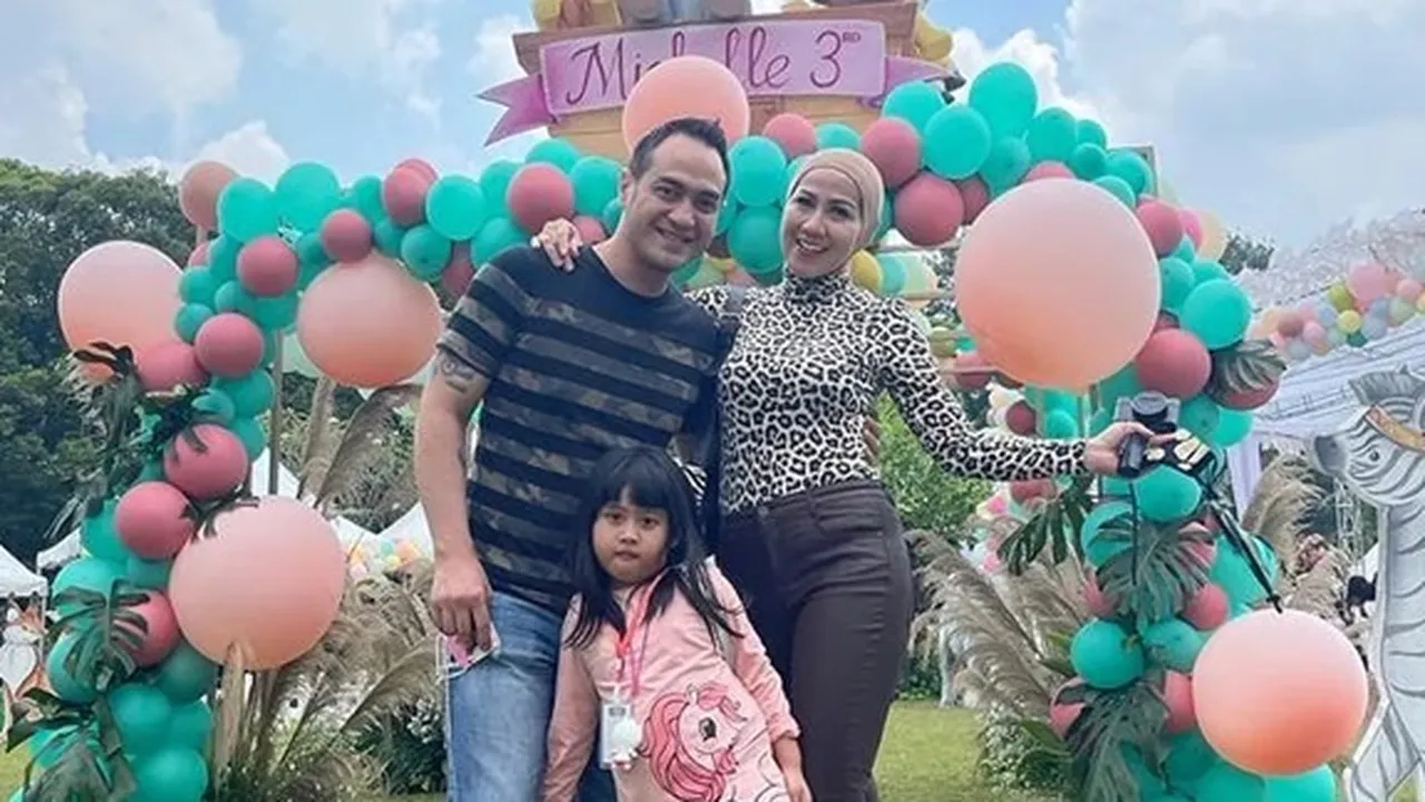 Berangkat ke Bali, Venna Melinda dan Ferry Irawan Minta Doa Restu Keluarga Sekaligus Prewedding Berangkat ke Bali, Venna Melinda dan Ferry Irawan Minta Doa Restu Keluarga Sekaligus Prewedding