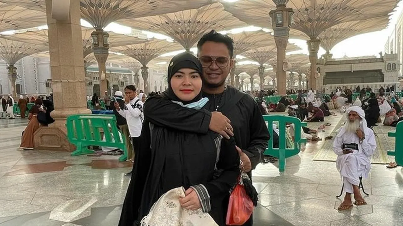 Berangkat Umrah Jadi Kado Valentine Shyalimar Malik pada Suami