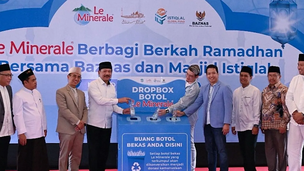 Berbagi Kebaikan! Le Minerale dan BAZNAS Ajak Jemaah Istiqlal Bantu Palestina