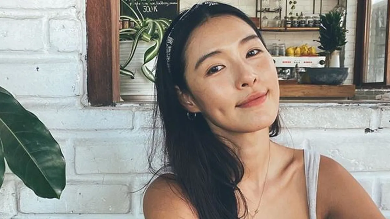 Berbikini dan Ajak Anaknya Bermain di Pantai Bali, Park Kahi Dapat Kritikan Pedas