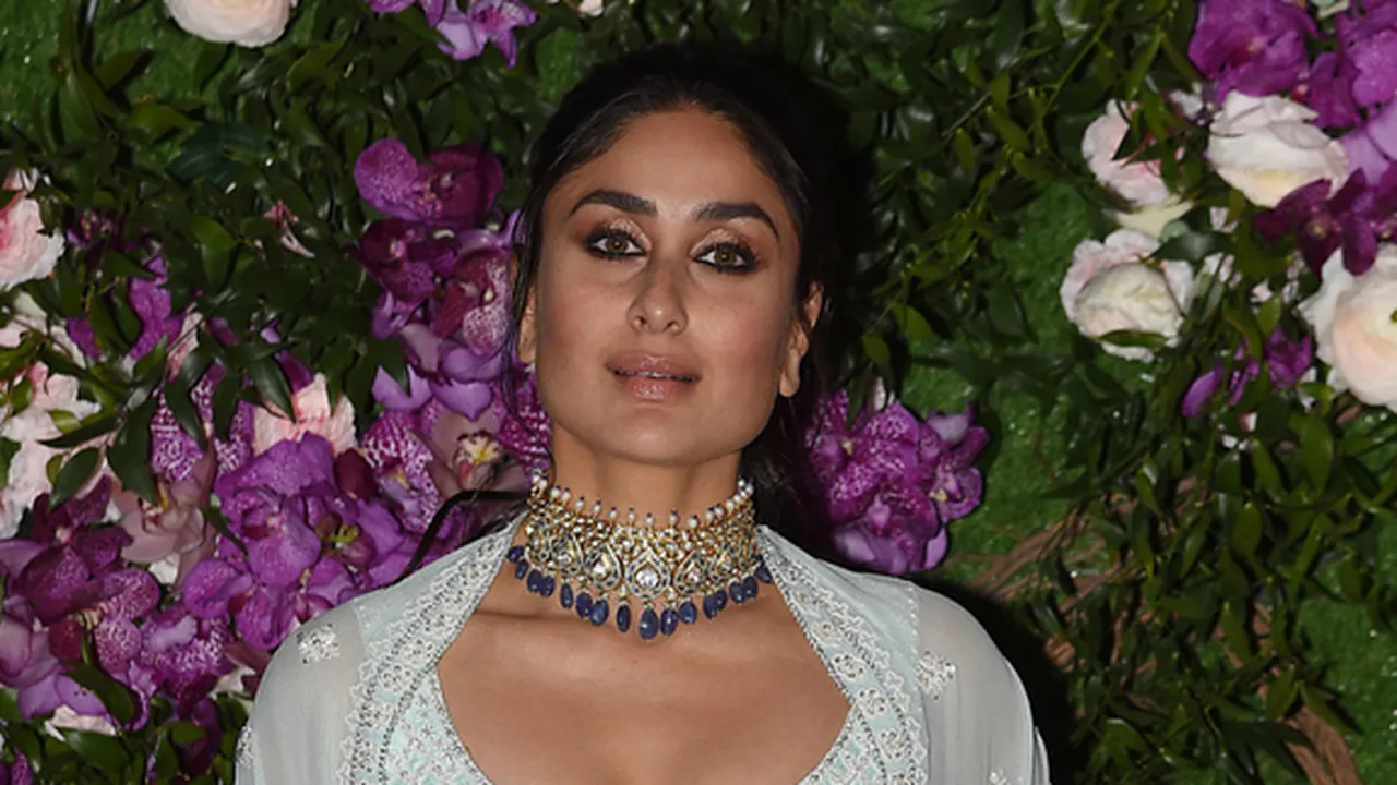 Berdoa di Kuil Emas Amritsar, Kareena Kapoor Tampil Cantik Berkerudung Berdoa di Kuil Emas Amritsar, Kareena Kapoor Tampil Cantik Berkerudung