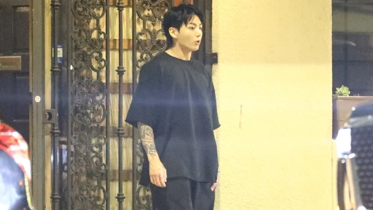 Beredar Video Momen Jungkook BTS Santai Merokok di Los Angeles, Fans Heboh