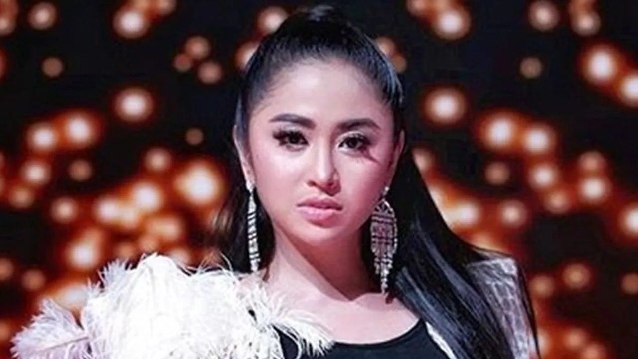 Bergetar, Dewi Perssik Goyang Kuch Kuch Hota Hai Diiringi Ustadz Shabir