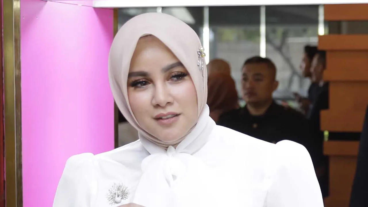 Berhijab, Olla Ramlan Tetap Bisa Tampil Kece